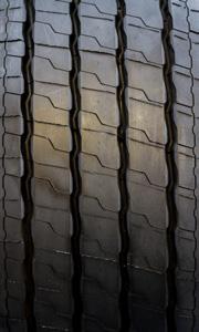 A complicação do design de um pneu reside no facto de que qualquer modificação no piso da banda, por exemplo, poderia influir nas performances do pneu.
