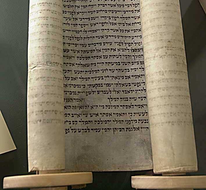 Os Judeus chamam esse texto Sch mai Israel... (Escute Israel...) De forma repetitiva Deus é apresentado como um Deus que age na história e se revela na história.