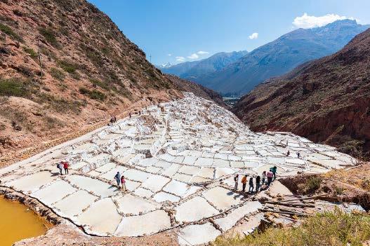 000 poças de sal. O encerramento do tour será na visita a Chinchero, povoado conhecido pela arte têxtil Inca, em seguida retorno ao hotel. Pernoite em Cusco.