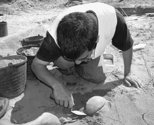 Localizado na margem esquerda da Bacia Terciária do Baixo Tejo, este sítio de habitat, ao ar livre, revela uma cultura material que o enquadra, cronologicamente, no Neolítico médio.