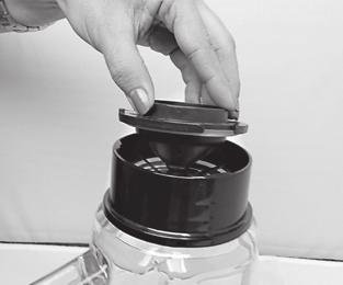 ANTES DE UTILIZAR PELA PRIMEIRA VEZ Coloque o liquidificador em uma superfície plana e seca. Retire o liquidificador e acessórios da embalagem.