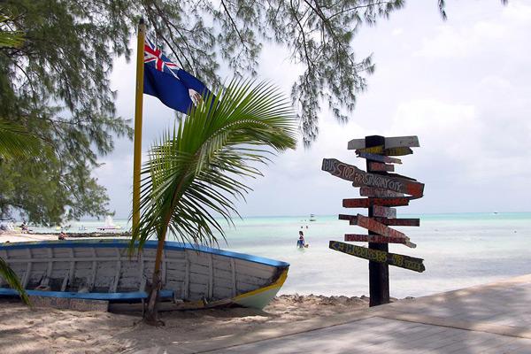Grand Cayman, a maior das três ilhas, possui 33 km de comprimento e seis de largura, onde vivem 20.000 dos 32.