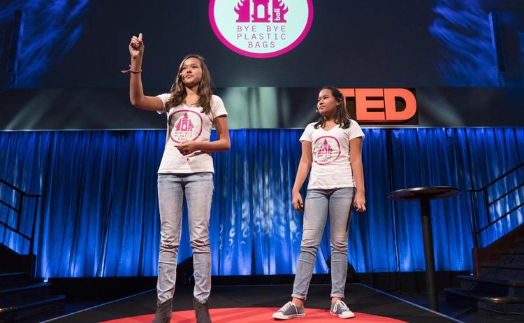 Melati e Isabel durante uma conferência TED (Technology; Entertainment; Design) falam sobre o projeto Bye Bye Plastic Bags. Créditos: www.byebyeplasticbags.org/#picvids.