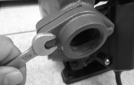 NBR ISO 2768-1 (FEV 2001) 1 B B C-Com a mesma chave de boca retire os parafusos que seguram a flange do topo do pressurizador. 4.