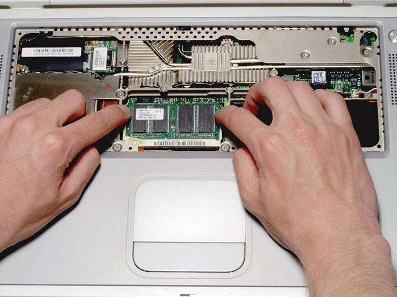 Passo 3 Seu laptop deve olhar aproximadamente como este. Passo 4 RAM Solte as abas em cada lado do chip de memória RAM, ao mesmo tempo.