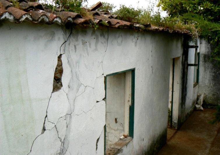 AIO M COTRUÇÕ XT alão (Faial, Açores) A Danificada durante o sismo 1998