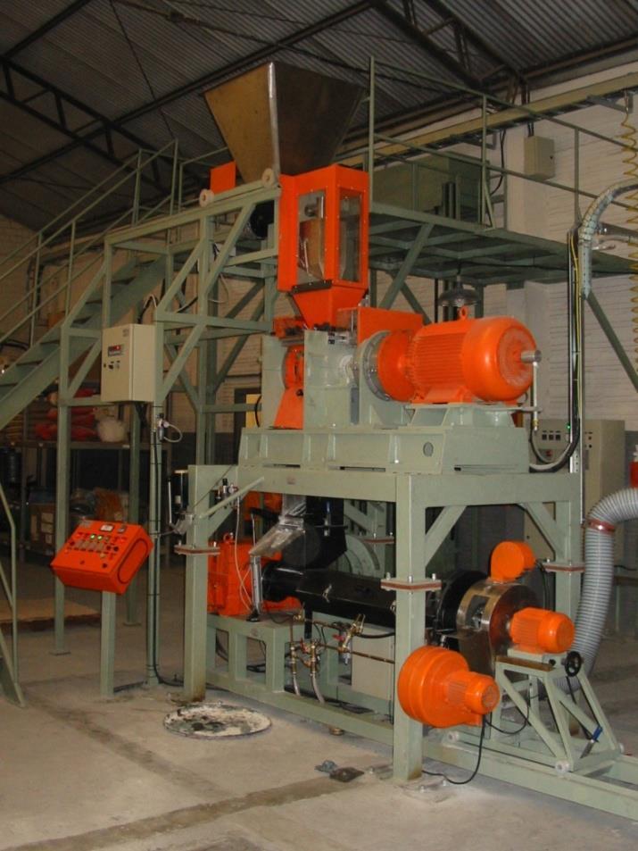 Equipamento de produção (200 a 500 kg/h). Pode operar com corte na cabeça a seco ou água ou banheira para peletização.