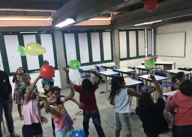 Figura 3 Dinâmica da teia na turma do 4ºano Figura 4 Dinâmica da bola na turma do 3ºano Ressaltamos aqui a primeira ação que realizamos no projeto