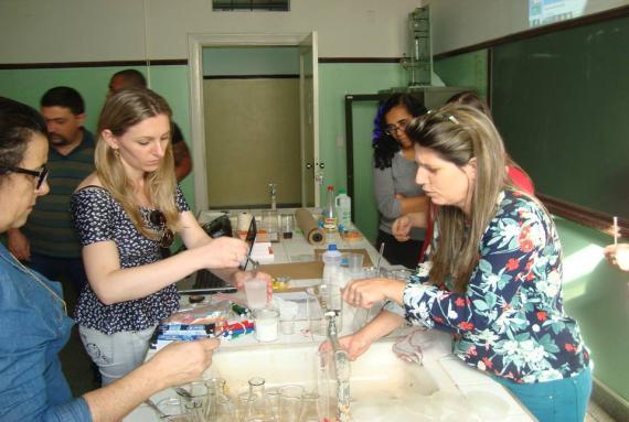 No período da tarde foram realizadas atividades experimentais utilizando o laboratório da Escola Estadual Barão do Rio Branco com o intuito de levar os professores a vivenciarem experimentos para que