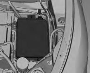 Cuidados com o veículo 227 Caixa de fusíveis do compartimento do motor A caixa de fusíveis está localizada na parte dianteira esquerda do compartimento do motor.