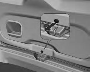 Destravamento de emergência da porta do compartimento de carga Primeiro, remova a tampa na parte interna da porta do compartimento de carga, como mostrado na imagem abaixo.