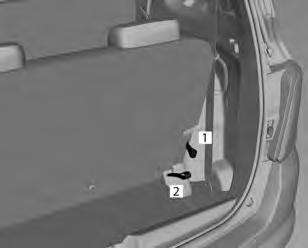 Bancos e dispositivos de segurança 61 Puxe a faixa 2 para levantar o banco. Um rótulo na parte inferior dos bancos de segunda fila mostra a posição sentada segura adequada.