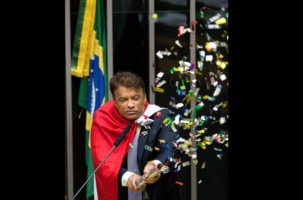 16/04 O deputado Wladimir Costa (Solidariedade/PA) solta confetes durante sessão que discute o processo de impeachment da presidente Dilma Rousseff no plenário da Câmara, em Brasília (Foto: Daniel
