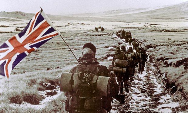 Em 1982, Argentina e Reino Unido travaram uma guerra pela soberania das ilhas, com saldo de 649 soldados argentinos e 255 britânicos mortos.