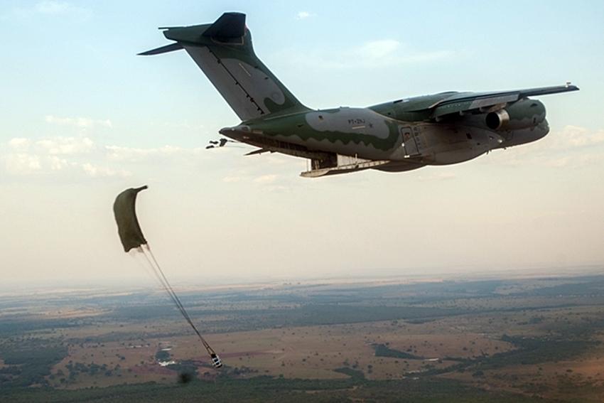 O exercício em Campo Grande empregou, além dos paraquedistas do Exército, militares da FAB, da Marinha e a equipe de profissionais da Embraer.