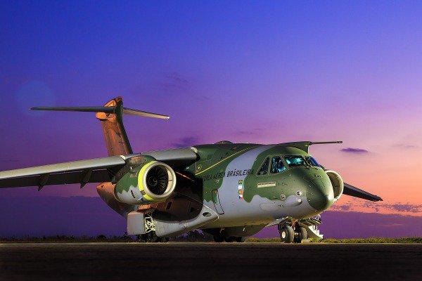 A campanha de testes de um dos protótipos da aeronave multimissão KC-390, que está sendo realizada na Ala 5, localizada em Campo Grande (MS), tem uma característica inédita que é o emprego do Óculos