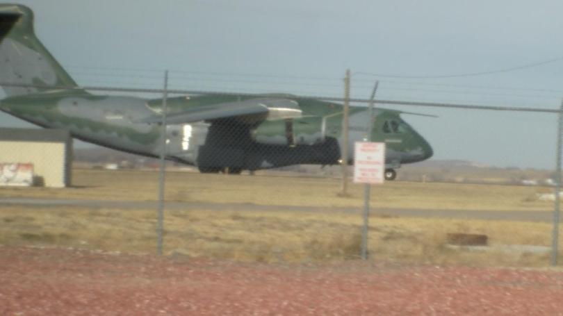 O avião brasileiro KC-390 realizou testes no oeste de Nebraska, pousando e decolando do aeroporto de Scottsbluff.