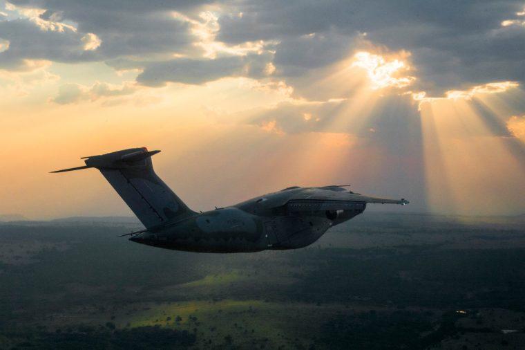 O novo jato de transporte militar e reabastecimento Embraer KC-390 iniciará uma série de testes em voo nos Estados Unidos como parte de sua campanha de ensaios para certificação.