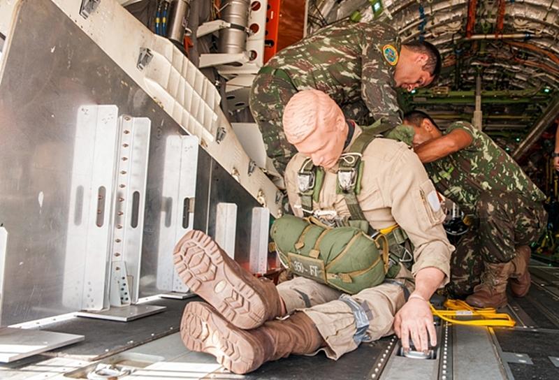 Campo Grande (MS) Militares da Brigada de Infantaria Páraquedista, com sede no Rio de Janeiro (RJ), participaram, entre os dias 11 e 23 de setembro, de etapa de testes de um dos protótipos do KC 390,
