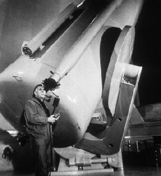 Medidas de distância: Cefeidas Na década de 1920 o astrônomo Edwin Hubble identificou estrelas cefeidas