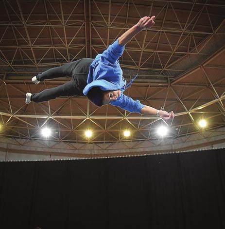 ArtiSport Évora Trampolins Trampolim, uma disciplina que simboliza liberdade, voo e espaço. Vários saltos entre mortais e piruetas são realizados.