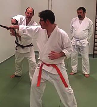 ARTES MARCIAIS Aikido/ Jujutsu Para o Mestre Aiki a força é Mental e o corpo uma ferramenta.