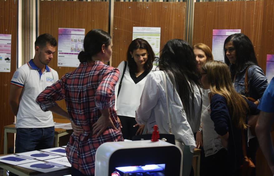 EXEMPLOS PRÁTICOS EM SALA DE AULA Escola Básica e Secundária da Calheta Sinalética 3D Os alunos criaram um protótipo para a identificação de cada pavilhão da escola.