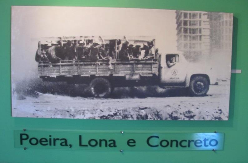 3. CAPÍTULO III - EXPOSIÇÃO POEIRA, LONA E CONCRETO Figura 2: Transporte de Operários - Praça Três Poderes - 1959 - Autor: Mário M. Fontenelle.