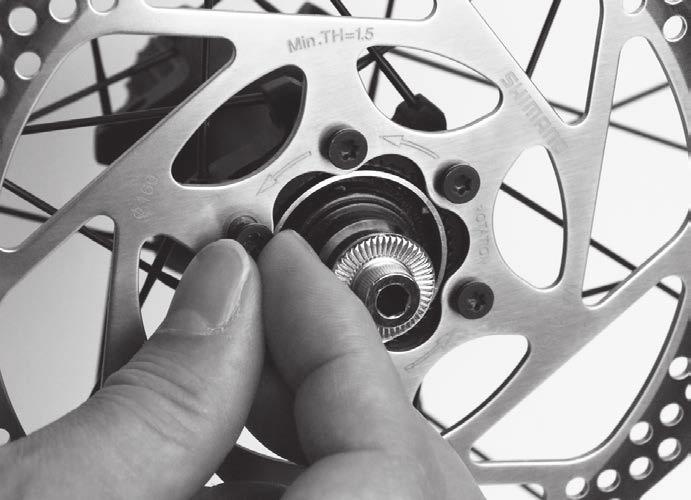 apertando os parafusos de fixação do rotor do freio a disco.