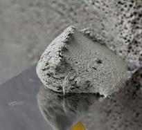 39 40 ARGAMASSA COM POLÍMERO Adição de resina sintética polimérica à argamassa de cimento e areia; Reduz a água de mistura necessária, mantém a plasticidade, reduz a permeabilidade e apresenta ótimo