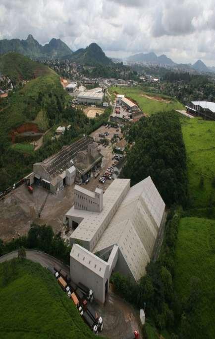 DESTAQUES DO PERÍODO - Mercado brasileiro de fertilizantes - Vendas e distribuição por cultura da Heringer - Produtos especiais - Base de clientes e market share RESULTADOS FINANCEIROS - DRE 4T12 e