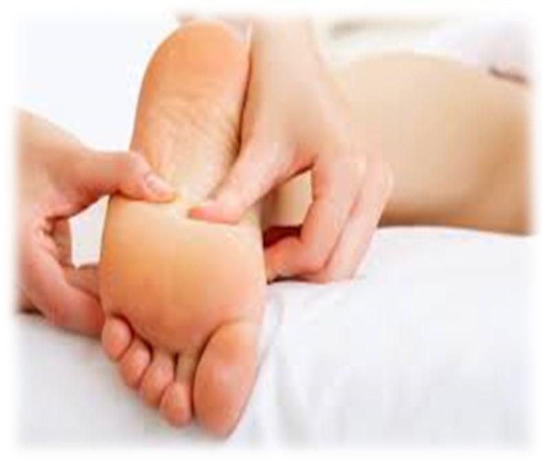REFLEXOLOGIA PODAL A massagem reflexa nos pés é tanto um método de tratamento como uma forma de terapia; Todos os órgãos têm pontos específicos de projeção nos pés, assim como nas mãos e nas orelhas.