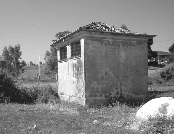 209 Figura 05 e 06. Condições do bloco de sanitários. Foto: HIGASHI, M. C. (2012) Fonte: Arquivo Pessoal.