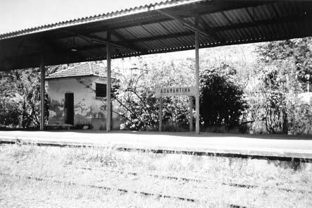 Estação Ferroviária de Panorama. Foto: SZABADI, P. (2005). Fonte: GIESBRECHT (2012). Figura 12. Sanitários da Estação Ferroviária de Adamantina. Foto: VASCONCELOS, F. (2001).