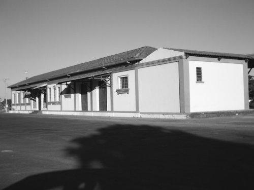 Foto: LANGBECK, W. (1987) Fonte: GIESBRECHT, R. M. (2013c). Figura 16. Estação Ferroviária de Panorama, atual Biblioteca Pública. Foto: LUIZÃO, C.