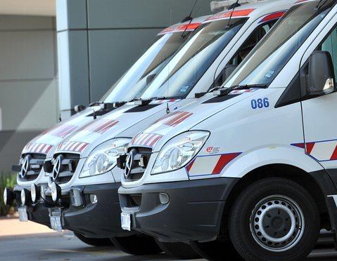 2. Big Data Analytics Espera das Ambulâncias no lado de fora de um hospital de emergência em Melbourne