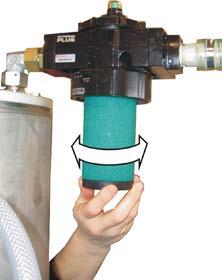 Realização da manutenção Trocar o elemento filtrante no separador de névoa de óleo (acessório) Para a troca do elemento filtrante no separador de névoa de óleo proceda como segue: 1.