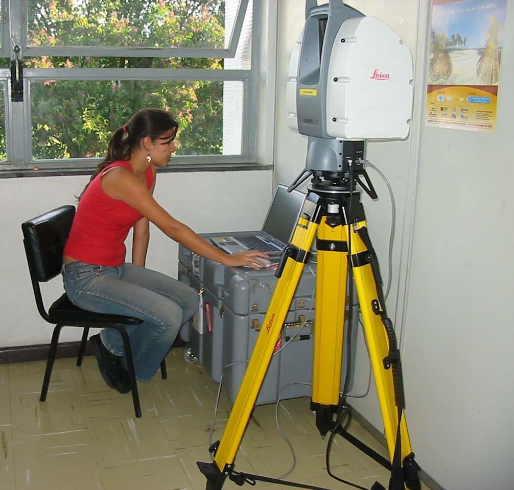 CYRAX HDS 3000 (Leica) O Sistema consiste do aparelho para varredura laser, do software Cyclone que