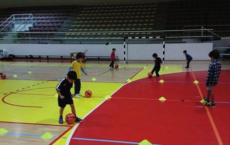 ESCOLA DE DESPORTO DESPORTOS COLETIVOS Futsal O Futsal é uma variante do Futebol, disputado num campo mais pequeno, em espaços interiores e por equipas de 5 jogadores.