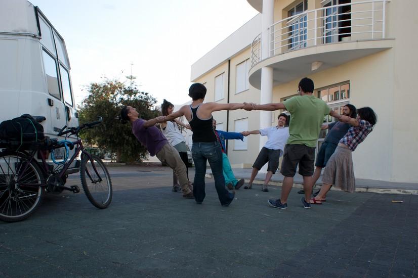 O final de cada dia era coroado com rituais de uma alegria colectiva que ansiava já