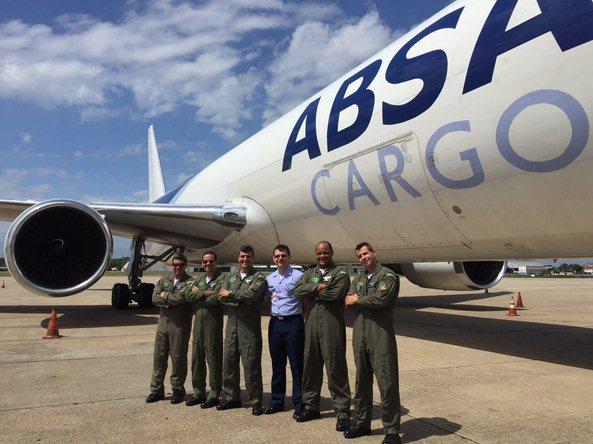 TRADUÇÃO E ADAPTAÇÃO: DAN FONTE: Flightglobal FAB forma pilotos na aeronave Boeing 767 Projeto de aquisição das aeronaves é considerado prioritário pelo Comandante da Aeronáutica Dez pilotos do