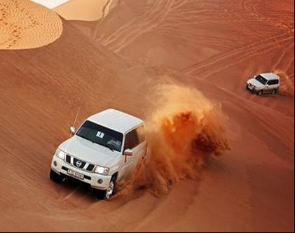 A partir das 153 e 16 acontecerá a saída do Hotel para o Safári no Deserto em luxuosos veículos 4x4 (cabem até 6 pessoas em cada veículo) que os levarão a um encontro pessoal com um mundo diferente.