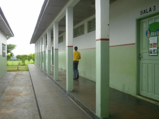 POLIANA FERREIRA DE OLIVEIRA Figura 1: Escola Rural Municipal Professor Gumercindo Lope Há um corredor com três salas de aula do lado de fora e mais três salas no prédio ao lado.
