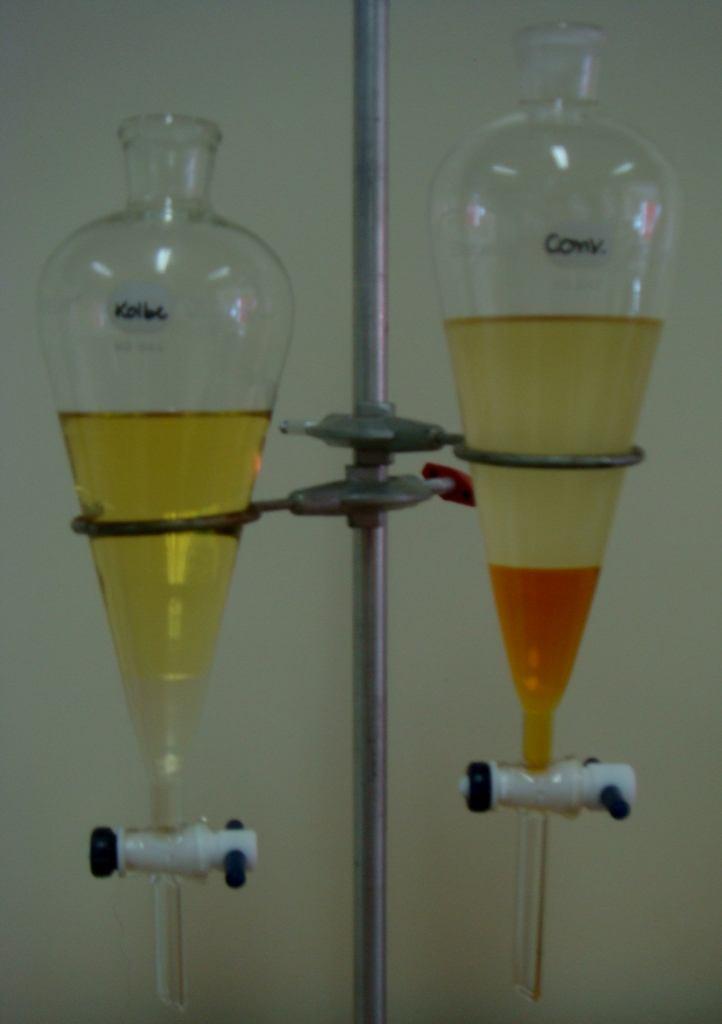 27 A Figura 6 mostra a diferença entre os dois processos, o convencional (à direita) produz um biodiesel turvo e uma glicerina laranja, devido à presença de resíduos de sabão e catalisador enquanto