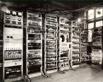 1948, um programa foi armazenado eletronicamente na memória interna de um