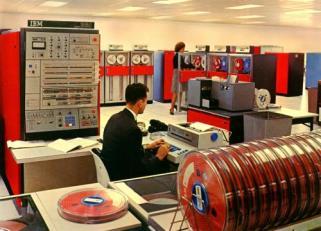 300 transistores) IBM 360 IBM 4004 EUA 1971 O