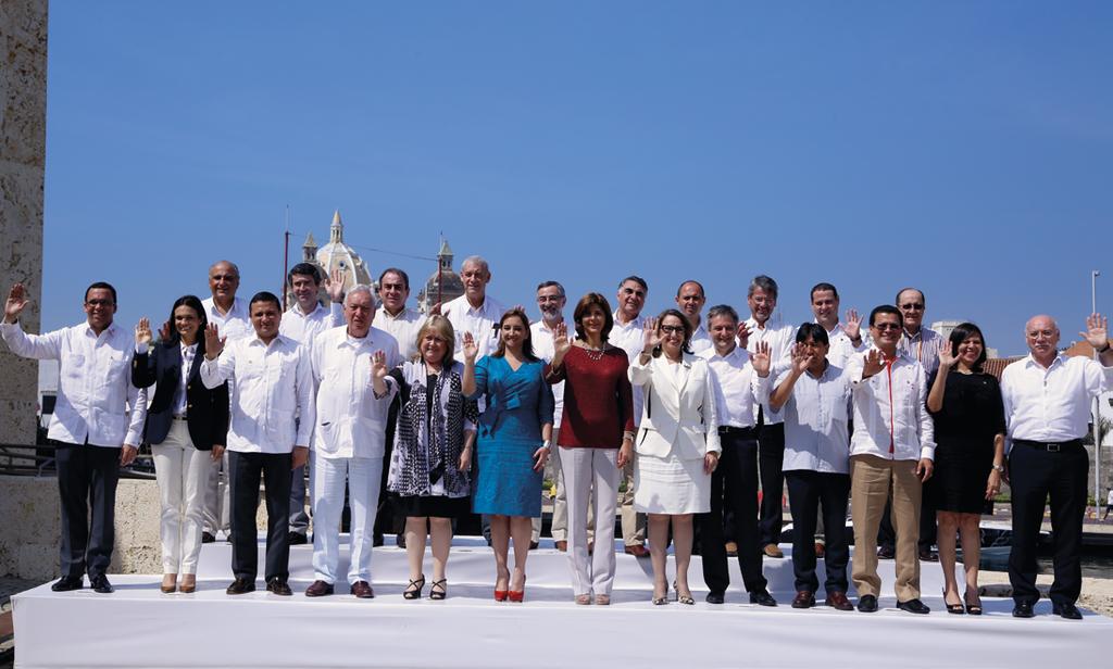 Fotografia de família da I Reunião de Ministros das Relações Exteriores dos 22 países ibero-americanos, realizada em Cartagena das Índias, Colômbia e que contou com a presença dos Ministros das