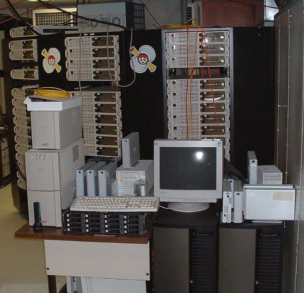 Sistemas em Cluster Sistema de Compartilhamento de Armazenamento Permite que dois ou mais sistemas compartilhem armazenamento Computadores de rede que funcionam como Sistemas Paralelos Arquitetura