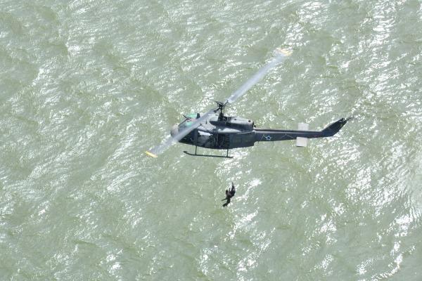 Esquadrões de helicóptero da FAB treinam técnica de resgate na água Cerca de 350 militares participam até o próximo domingo (13/03) da 22ª edição do exercício operacional Kapoff, que envolve resgate