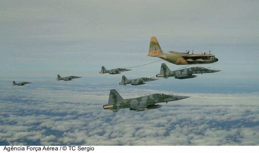 FAB treina reabastecimento em voo durante exercício operacional A Base Aérea de Canoas (BACO), no Rio Grande do Sul, sediou o Exercício Operacional Barão entre os dias 21 e 27 de fevereiro.